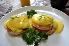 Traditional_Eggs_Benedict.jpg